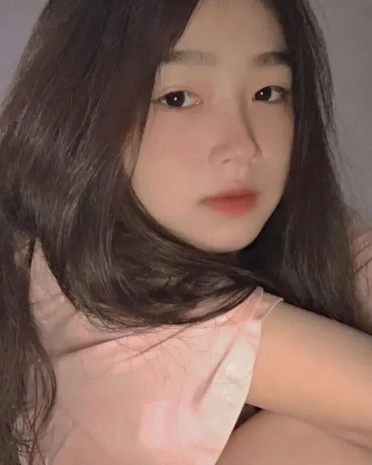 Ảnh cô gái cute đeo kính làm nổi bật sự thông minh và duyên dáng tự nhiên