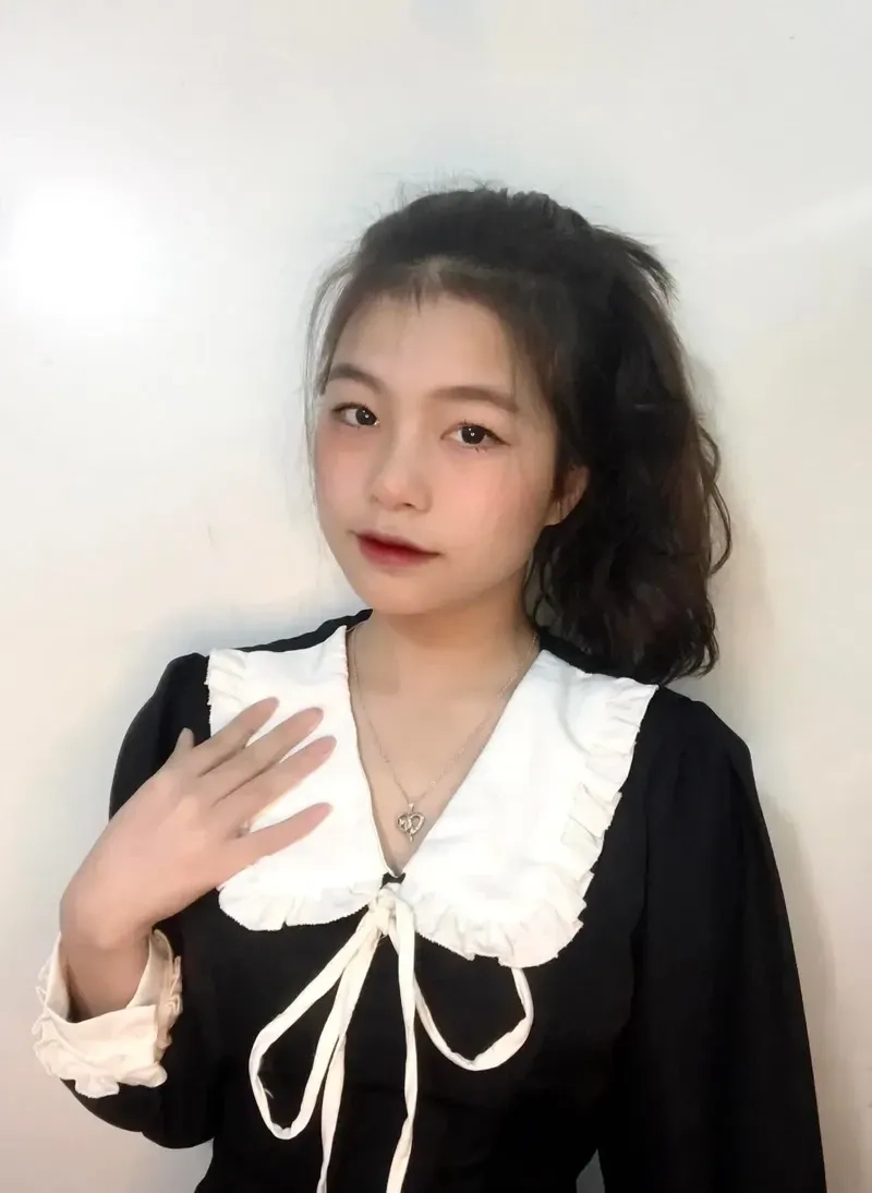 Ảnh gái cute tóc dài thể hiện sự dịu dàng và duyên dáng hài hòa