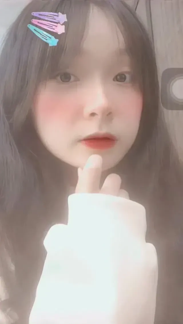 Ảnh gái cute đeo kính làm nổi bật sự thông minh và dễ thương tinh tế