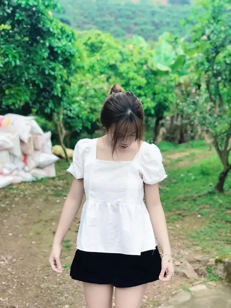 Ảnh gái cute đeo mắt kính tạo nên phong cách cá tính và thu hút tự nhiên