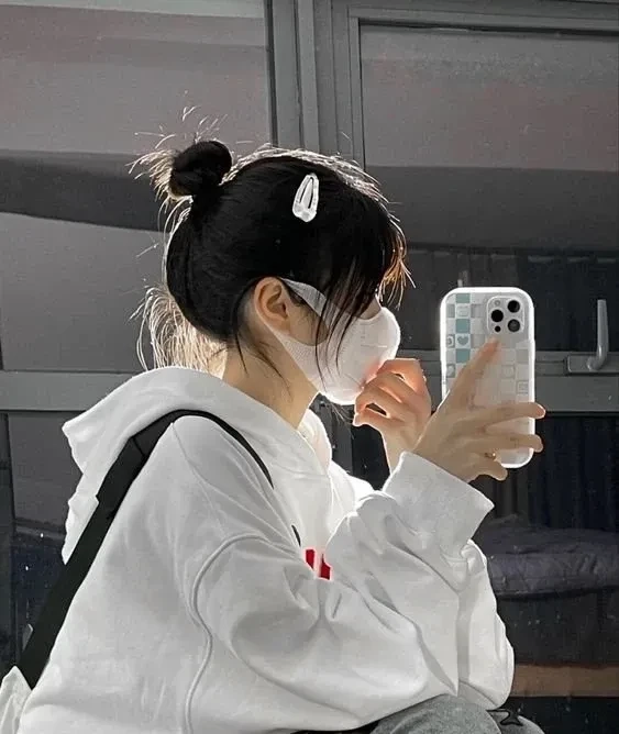 Gái xinh che mặt ảnh avatar đẹp cho con gái thể hiện sự dễ thương