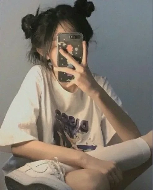 Hình ảnh gái cute che mặt thể hiện sự hồn nhiên và đáng yêu