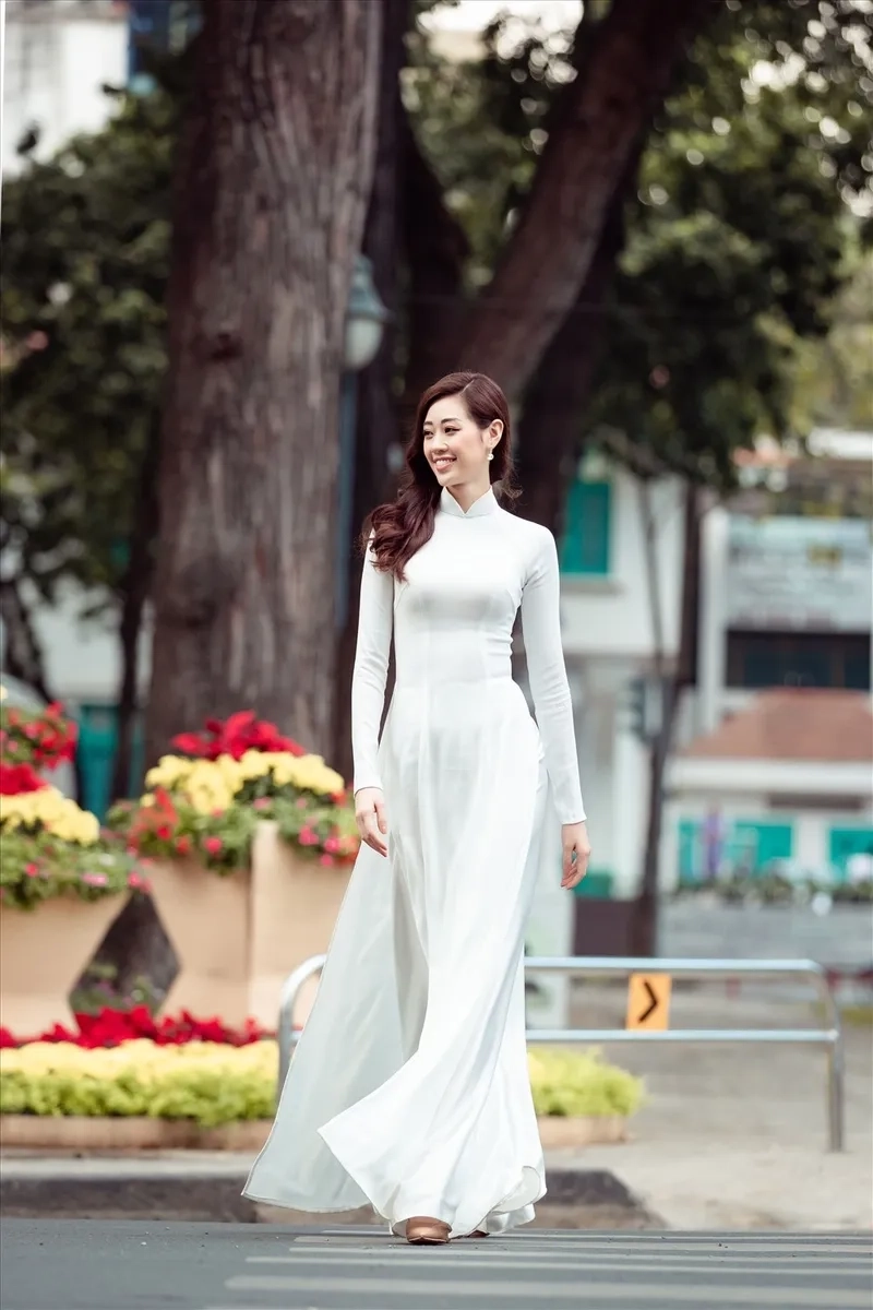Khánh Vân catwalk thu hút sự chú ý với phong thái tự tin và cuốn hút