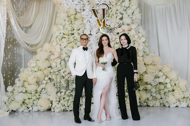 Khánh Vân mặc áo dài trắng tạo nên nét đẹp nhẹ nhàng và tinh khôi