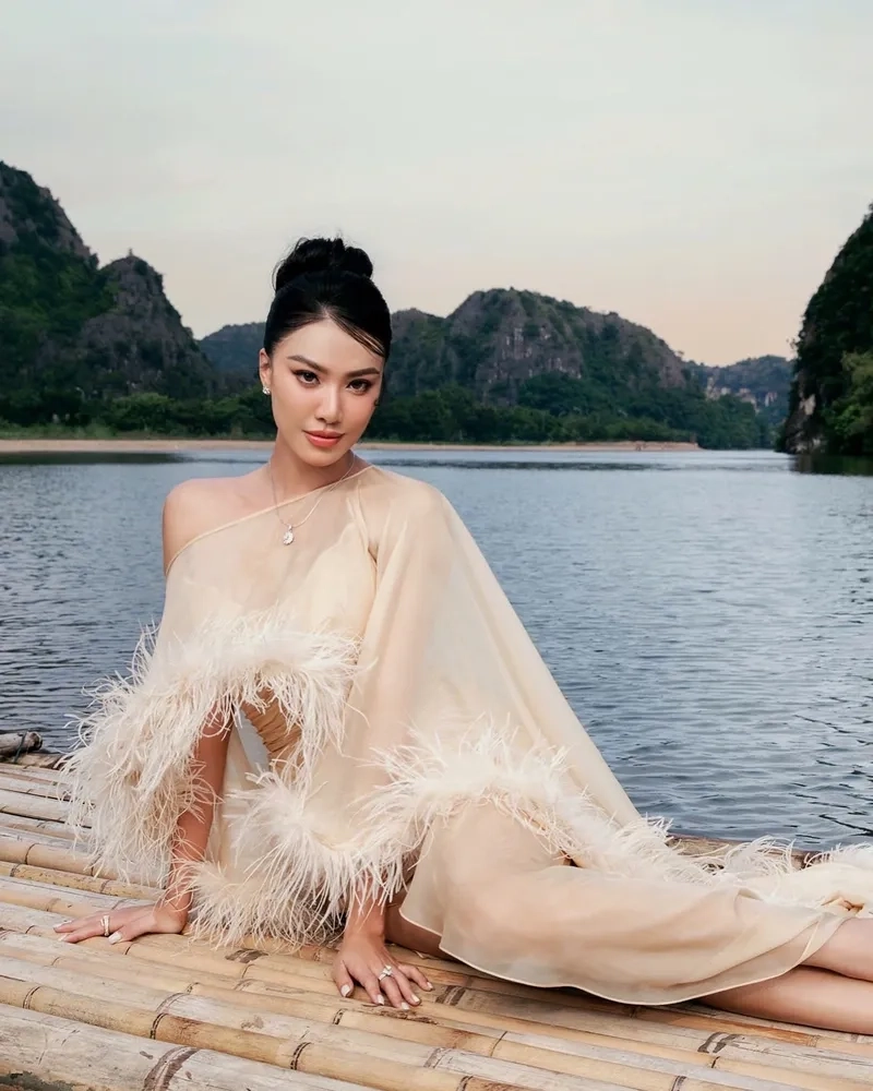 Người mẫu Kim Duyên thu hút sự chú ý với phong cách chuyên nghiệp và ấn tượng
