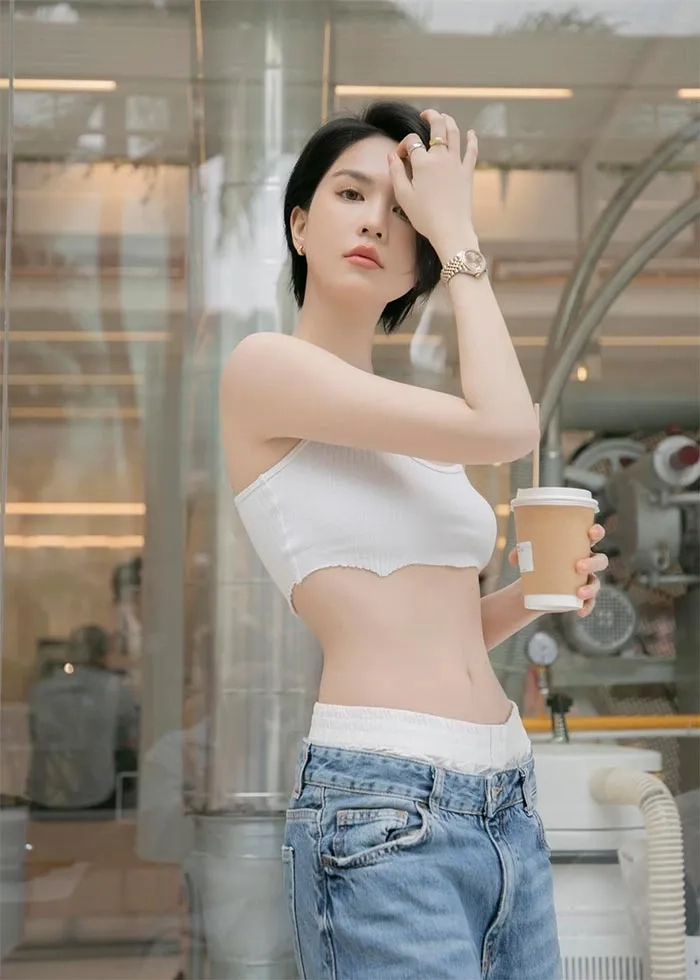 Ngọc Trinh mặc xuyên thấu thu hút sự chú ý mạnh mẽ