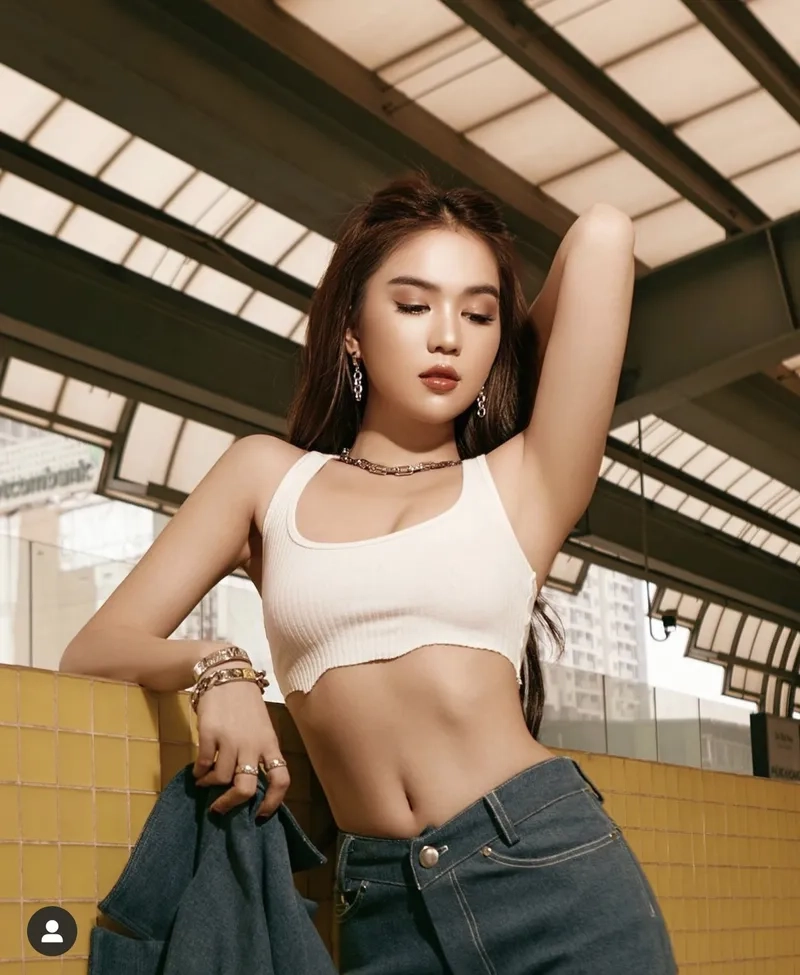 Ngọc Trinh nội y siêu nhỏ được nhắc đến với phong thái tự tin và cá tính mạnh mẽ