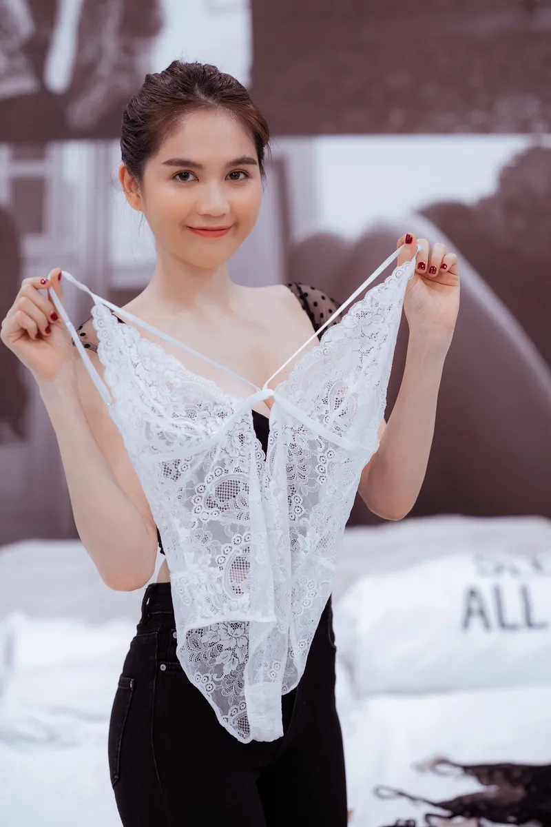 Minh Hằng Ngọc Trinh tạo điểm nhấn tại sự kiện lớn