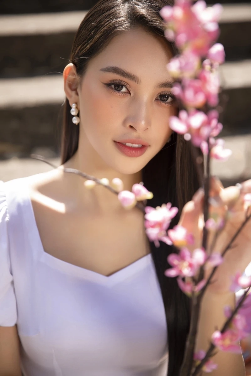 Hình ảnh Hoa hậu Tiểu Vy luôn gợi nhắc về một cô gái xinh đẹp và thông minh