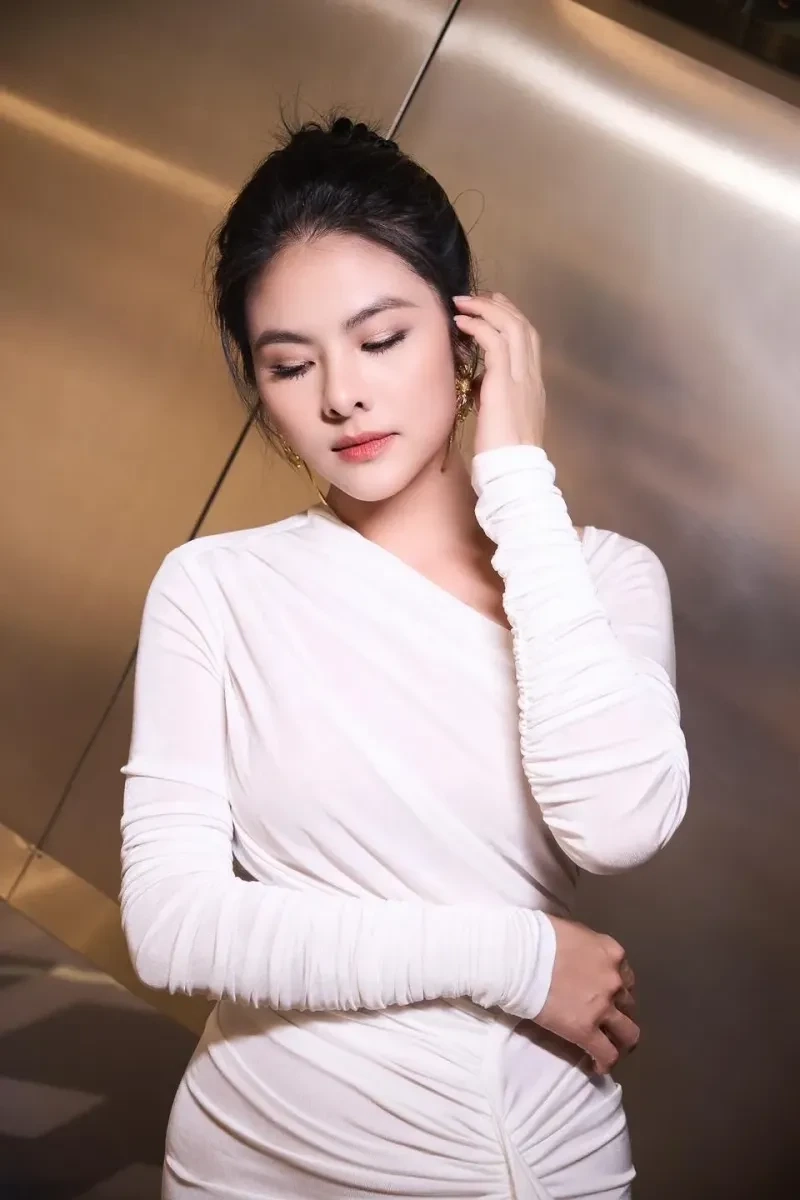 Thời trang Vân Vân Thương Ngày Nắng Về gây ấn tượng với khán giả