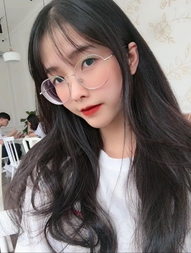 Ảnh gái xinh đeo kính tóc ngang vai rất cuốn hút