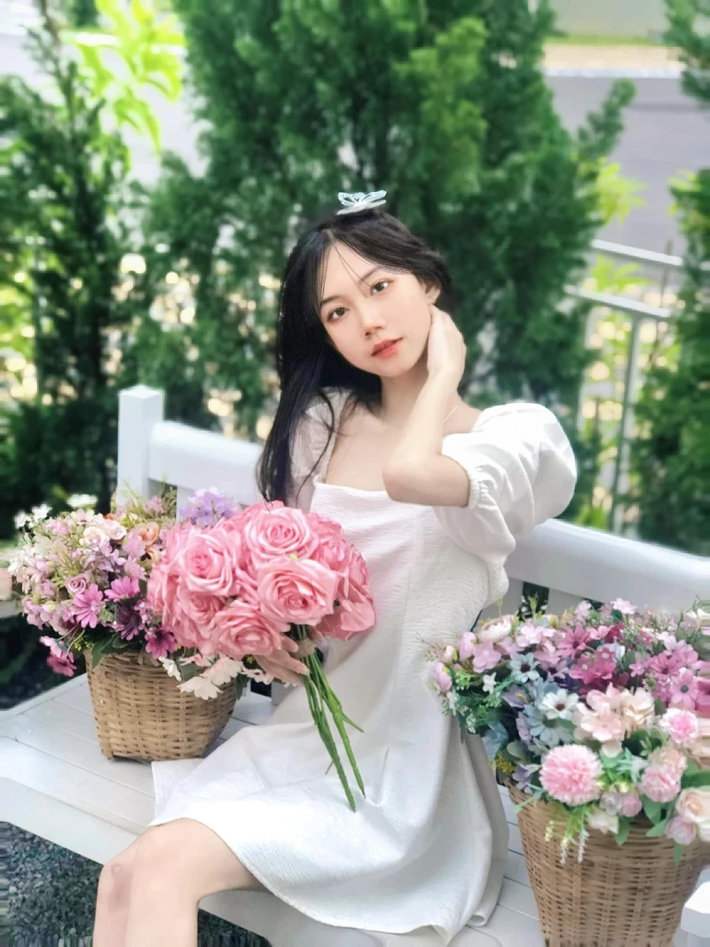 Ảnh gái xinh chụp dáng, thể hiện sự duyên dáng và thu hút mọi ánh nhìn