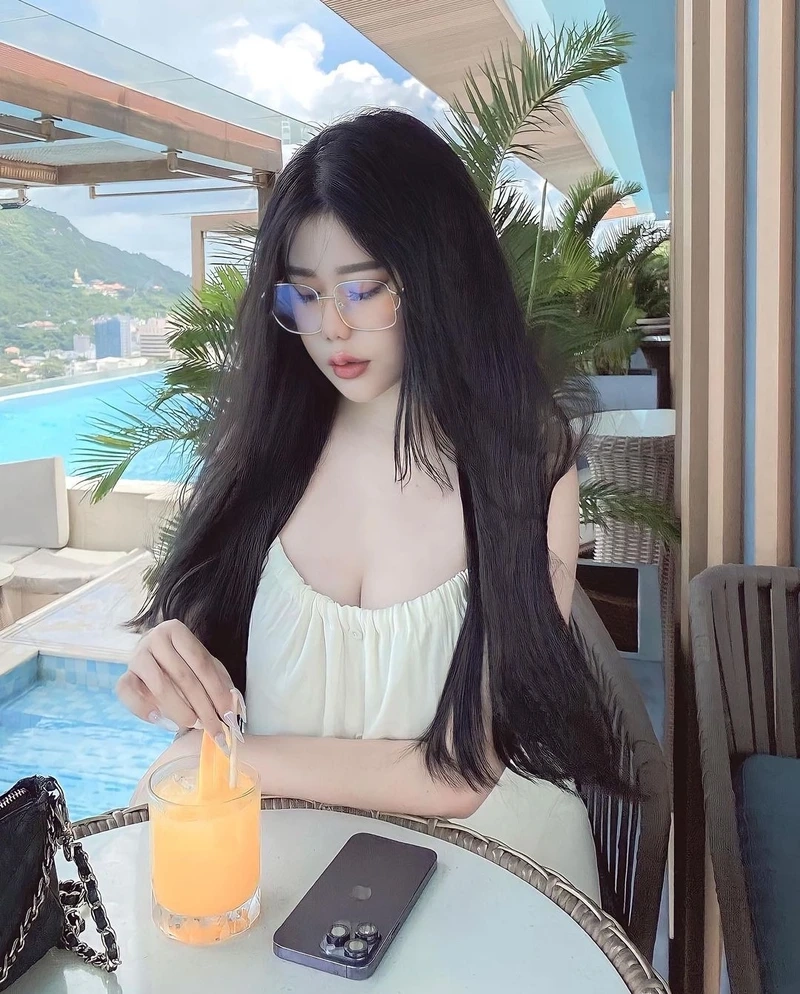Ảnh gái mặc váy ngắn, khoe đôi chân thon dài đầy quyến rũ