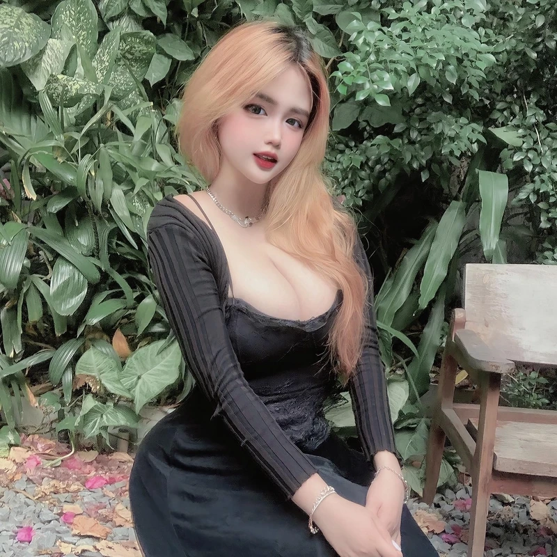 Gái xinh mặc váy trắng ngắn sexy, đầy lôi cuốn và hấp dẫn