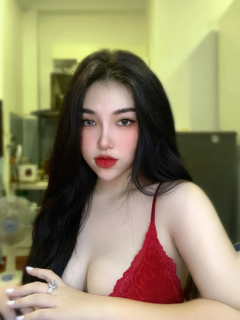 Gái xinh gợi cảm nổi bật giữa đám đông với nét duyên dáng