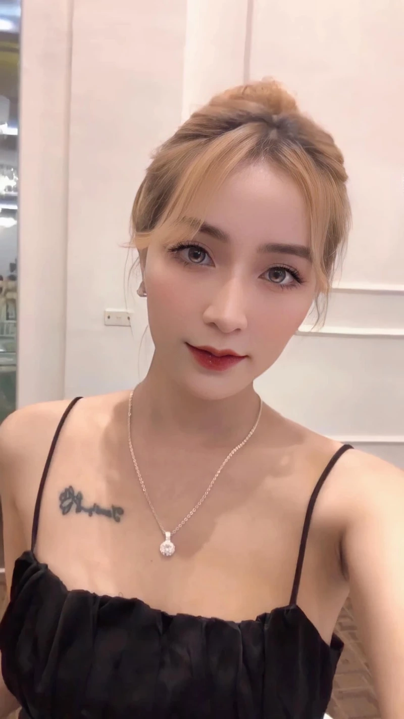 Gái xinh tóc ngắn che mặt giữ được vẻ đẹp tự nhiên và ngọt ngào