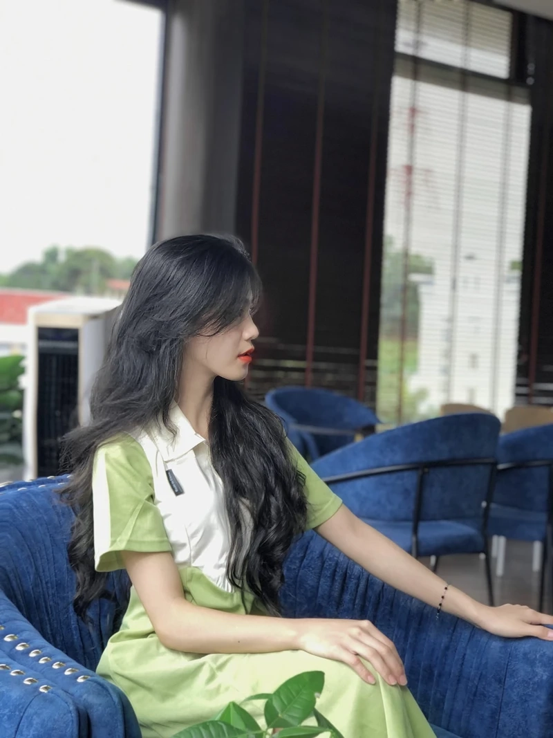 Tóc ngắn uốn nhẹ nhàng tạo sự trẻ trung và hiện đại