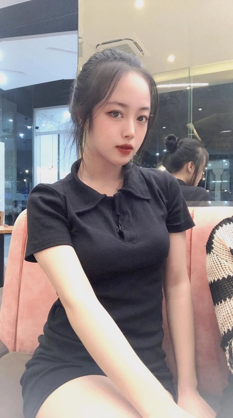 Gái xinh tóc dài dễ thương thu hút với vẻ đẹp trong sáng