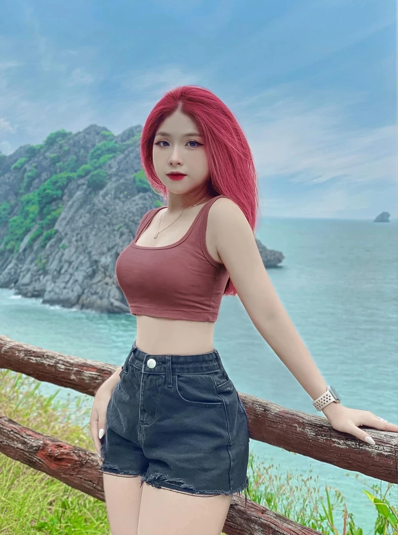 Gái xinh tóc dài đeo kính cute toát lên sự dịu dàng và đáng yêu