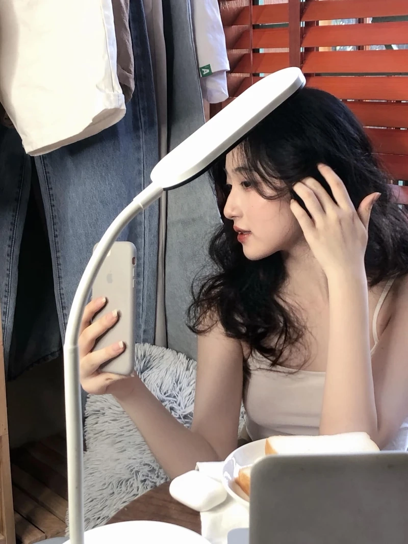 Gái xinh tóc dài đeo kính hot tạo nên phong cách thời thượng