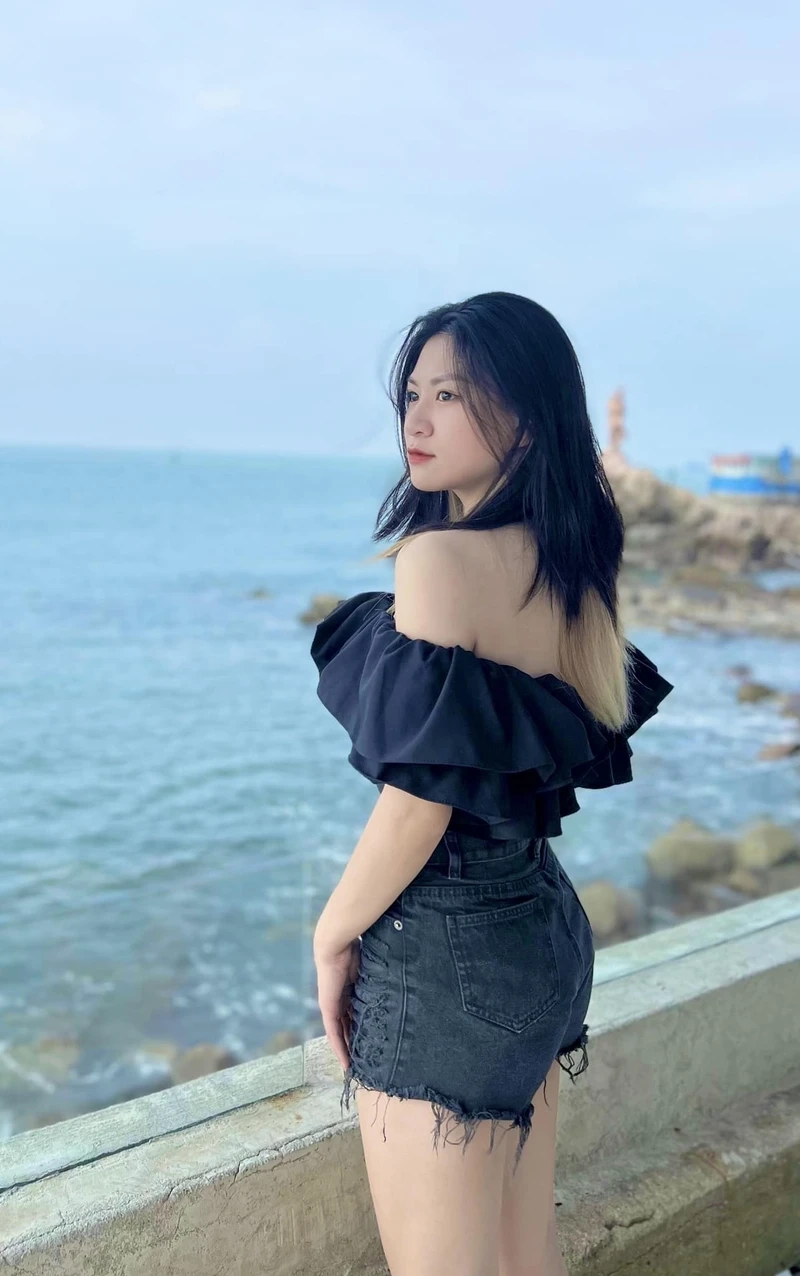 Gái xinh đeo kính toát lên vẻ đẹp cá tính và năng động