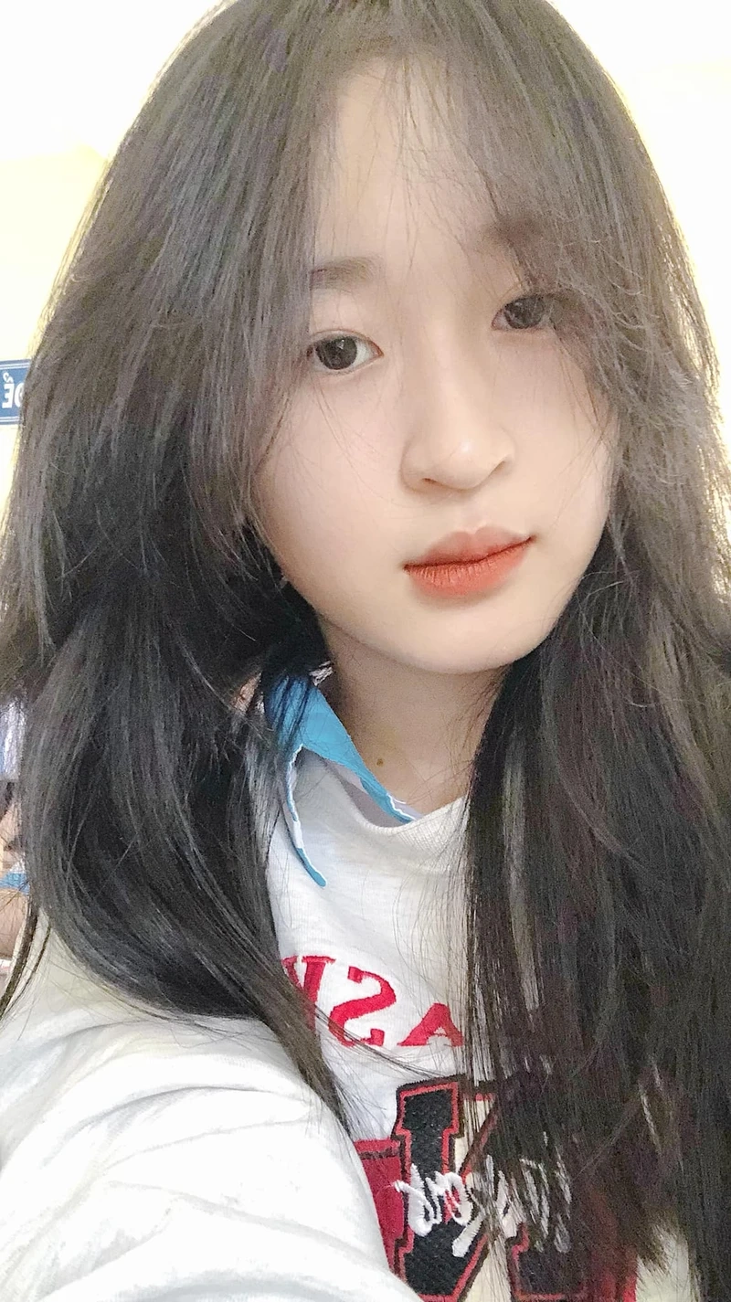 Hình gái xinh đeo mắt kính thể hiện vẻ đẹp quyến rũ, cuốn hút