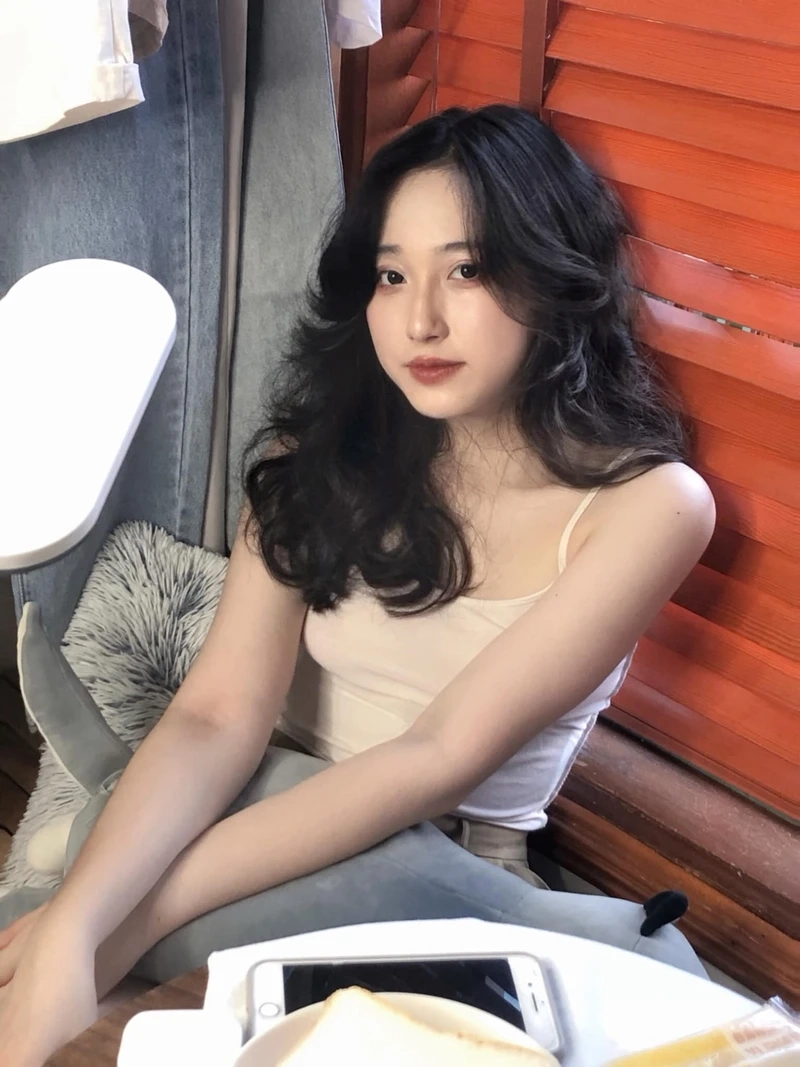 Hình gái xinh đeo mắt kính che mặt tạo vẻ bí ẩn đầy cuốn hút