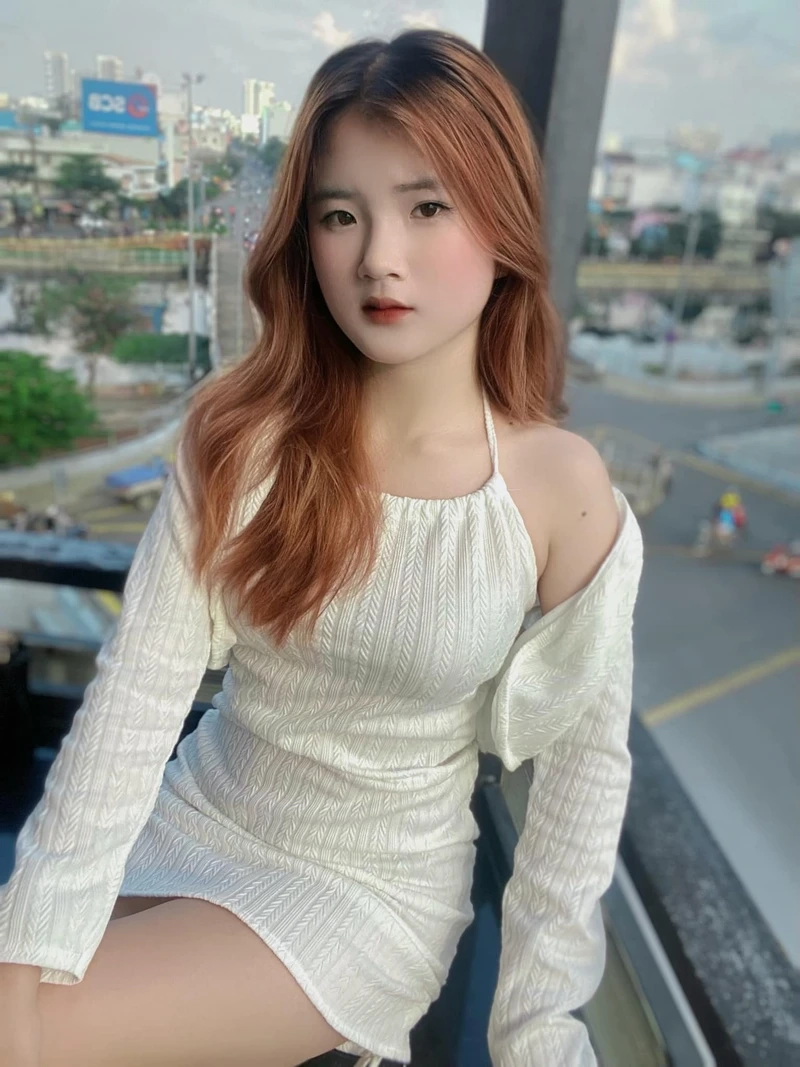 Hình gái xinh đeo mắt kính tóc dài tạo vẻ đẹp dịu dàng, tự nhiên