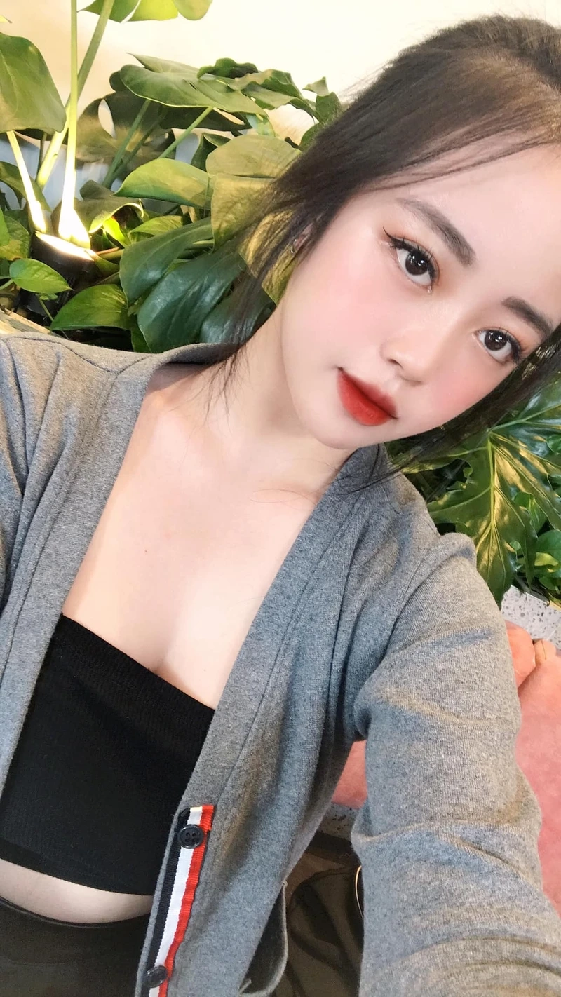 Hình cô gái che mặt bằng nón lá tạo vẻ đẹp dịu dàng, truyền thống