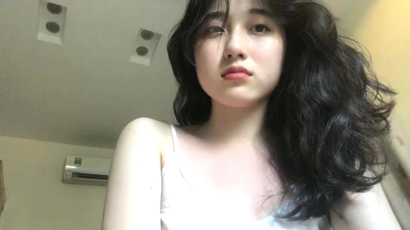 Ảnh gái che mặt trong bóng tối mang đến sự huyền bí và quyến rũ