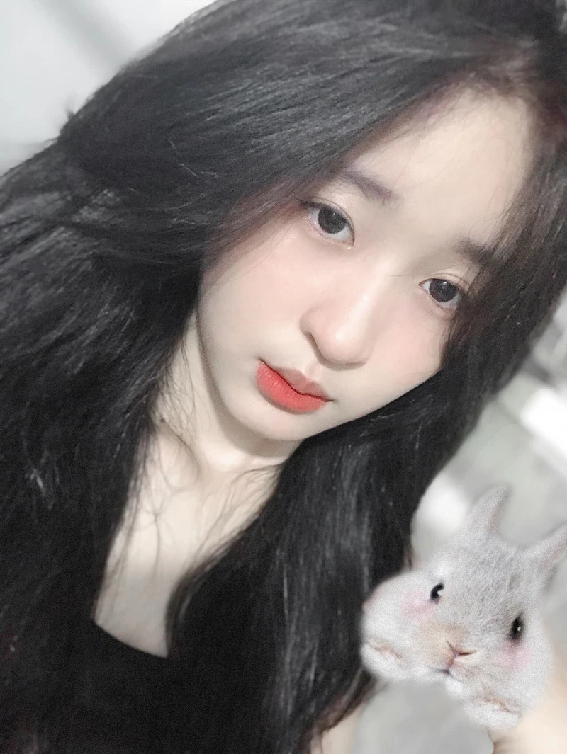 Hình cô gái che mặt bằng khăn voan tạo vẻ đẹp mơ màng, quyến rũ