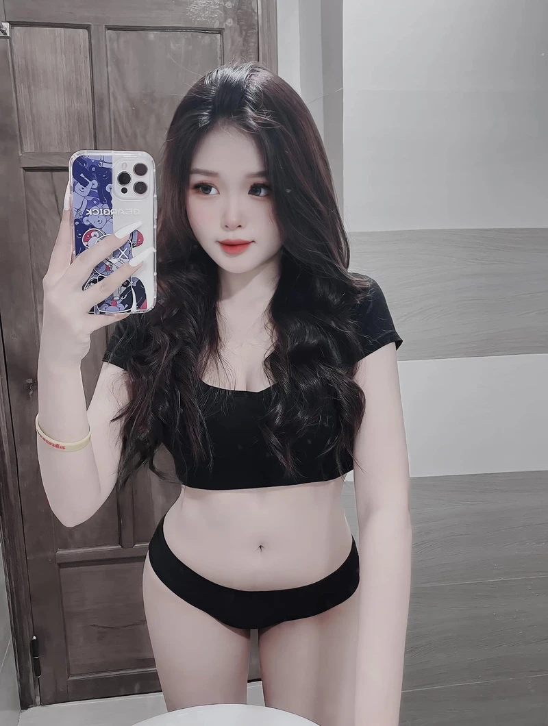 Gái xinh mặc bikini mỏng khoe trọn đường cong gợi cảm