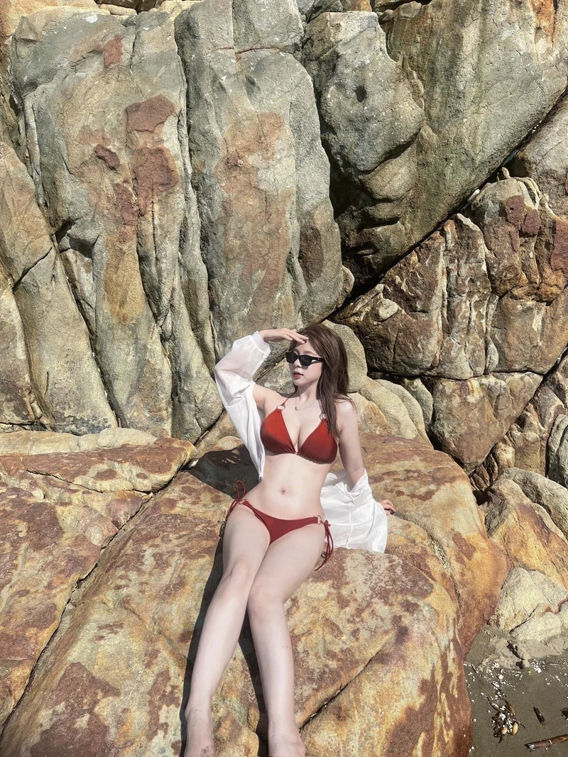 Gái xinh mặc bikini sexy khoe sắc vóc khiến người nhìn không thể rời mắt