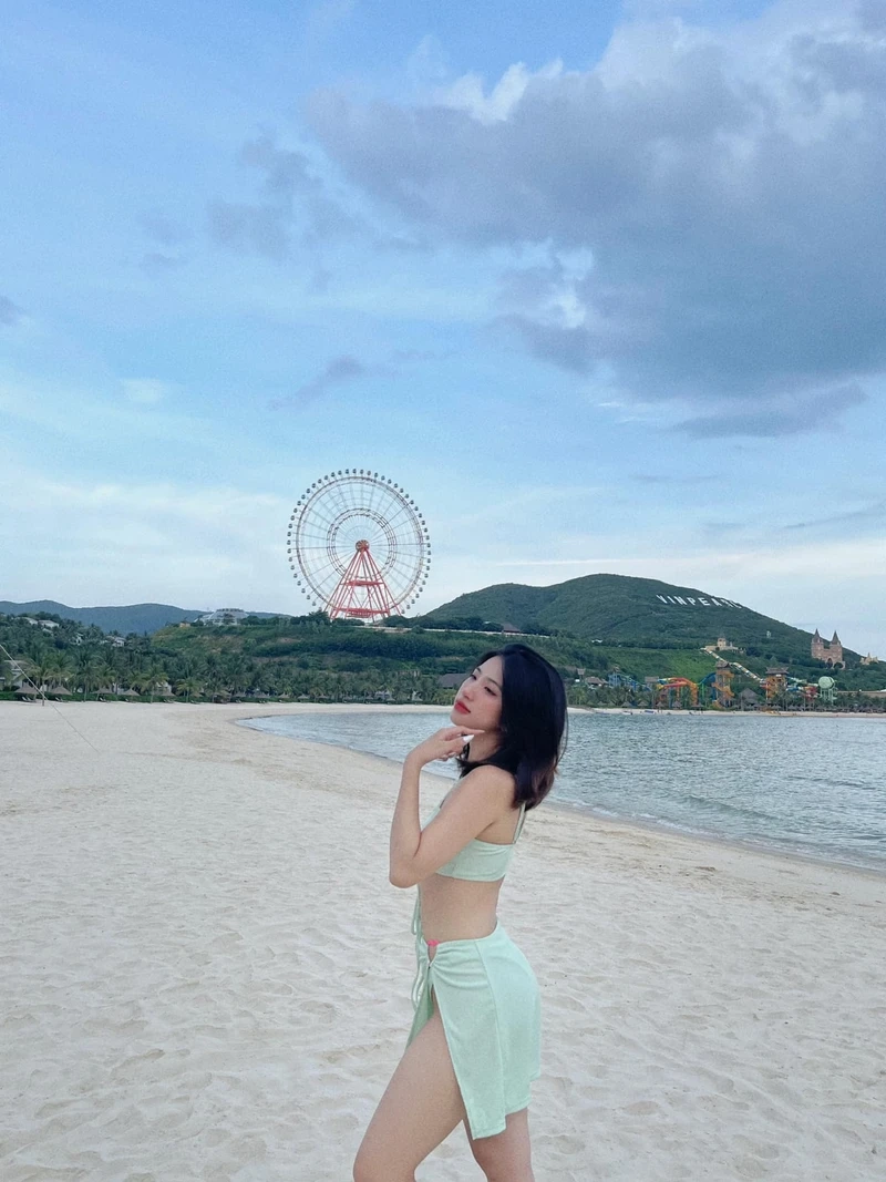 Hình gái xinh mặc bikini tỏa sáng với vóc dáng tuyệt đẹp