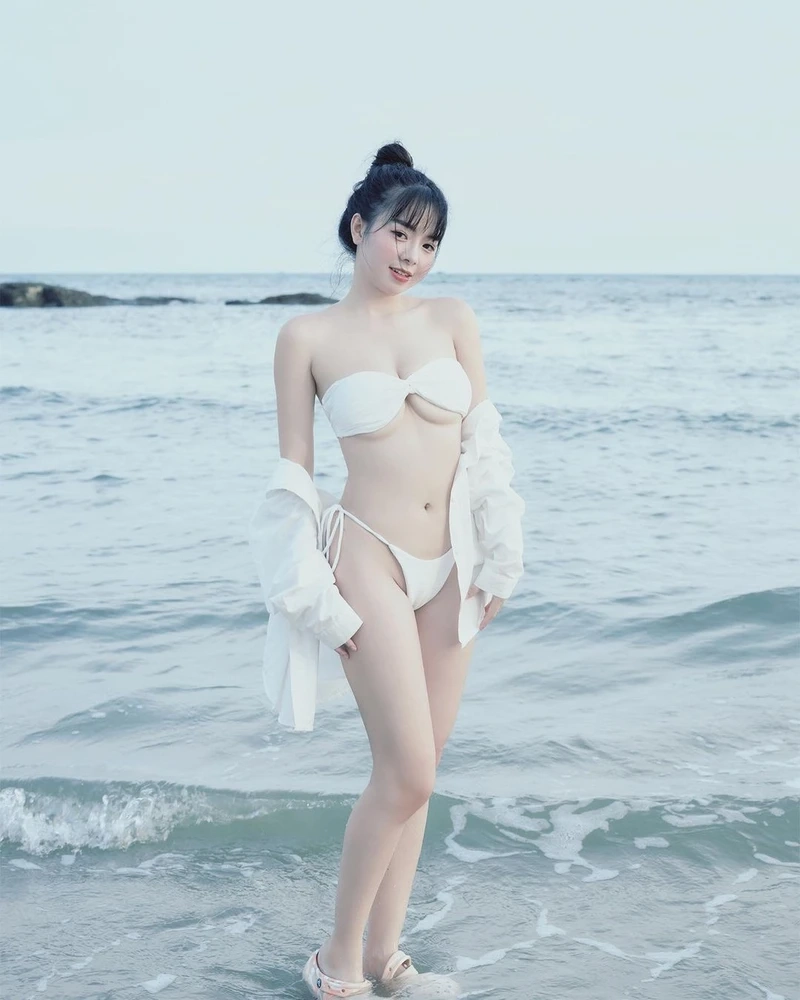 Gái xinh tiktok bikini khoe vóc dáng chuẩn và thần thái rạng rỡ