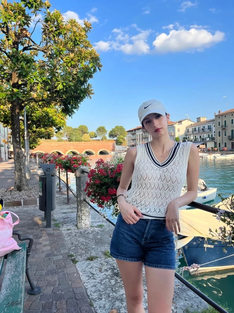 Gái xinh cute che mặt với ánh mắt dịu dàng làm say đắm lòng người