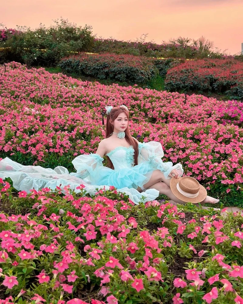 Gái xinh tóc dài đeo kính cute mang đến hình ảnh dễ thương và đáng yêu